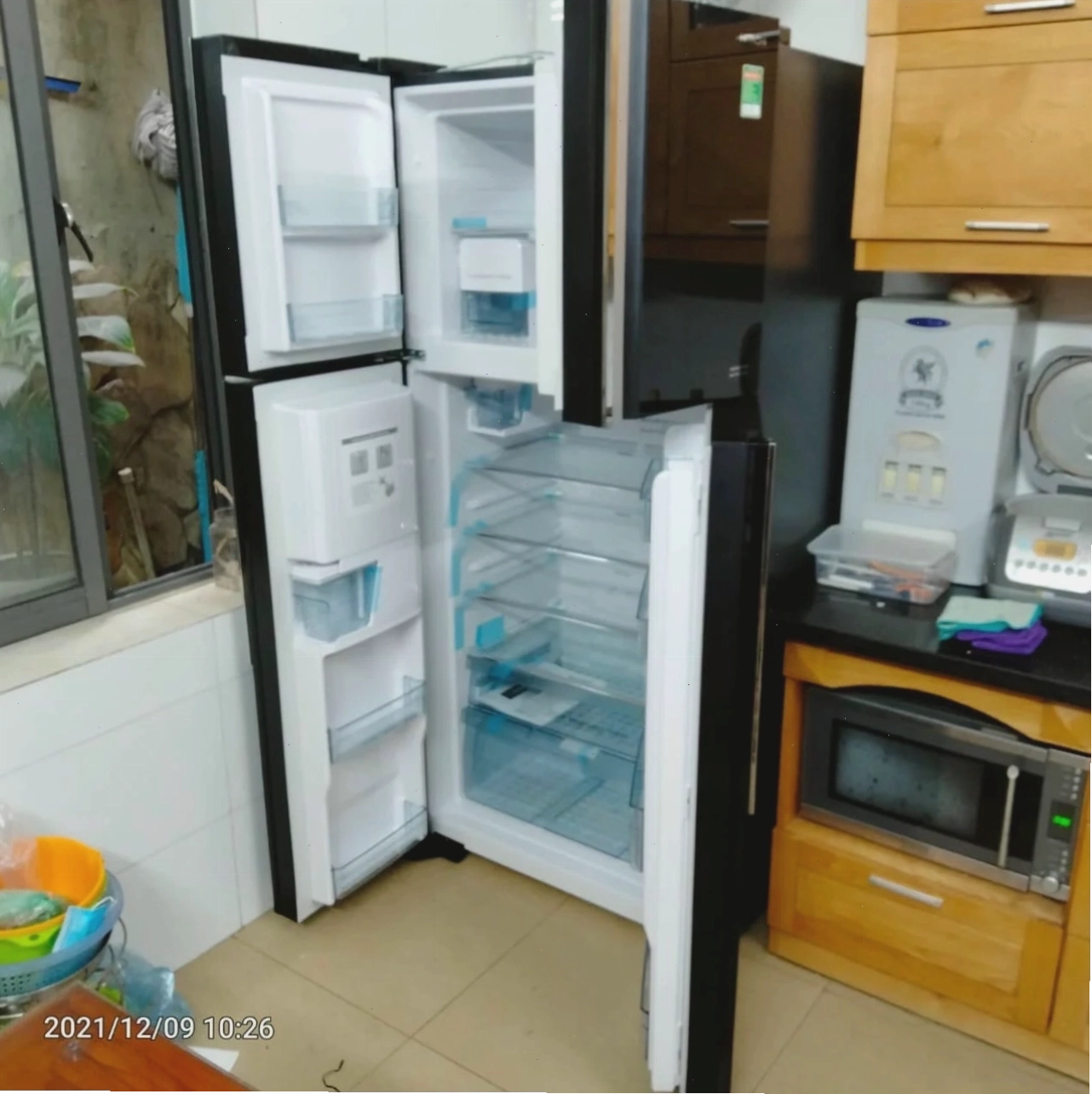 Bảng điều khiển cảm ứng tủ lạnh Hitachi R-FW690PGV7X với các biểu tượng chức năng