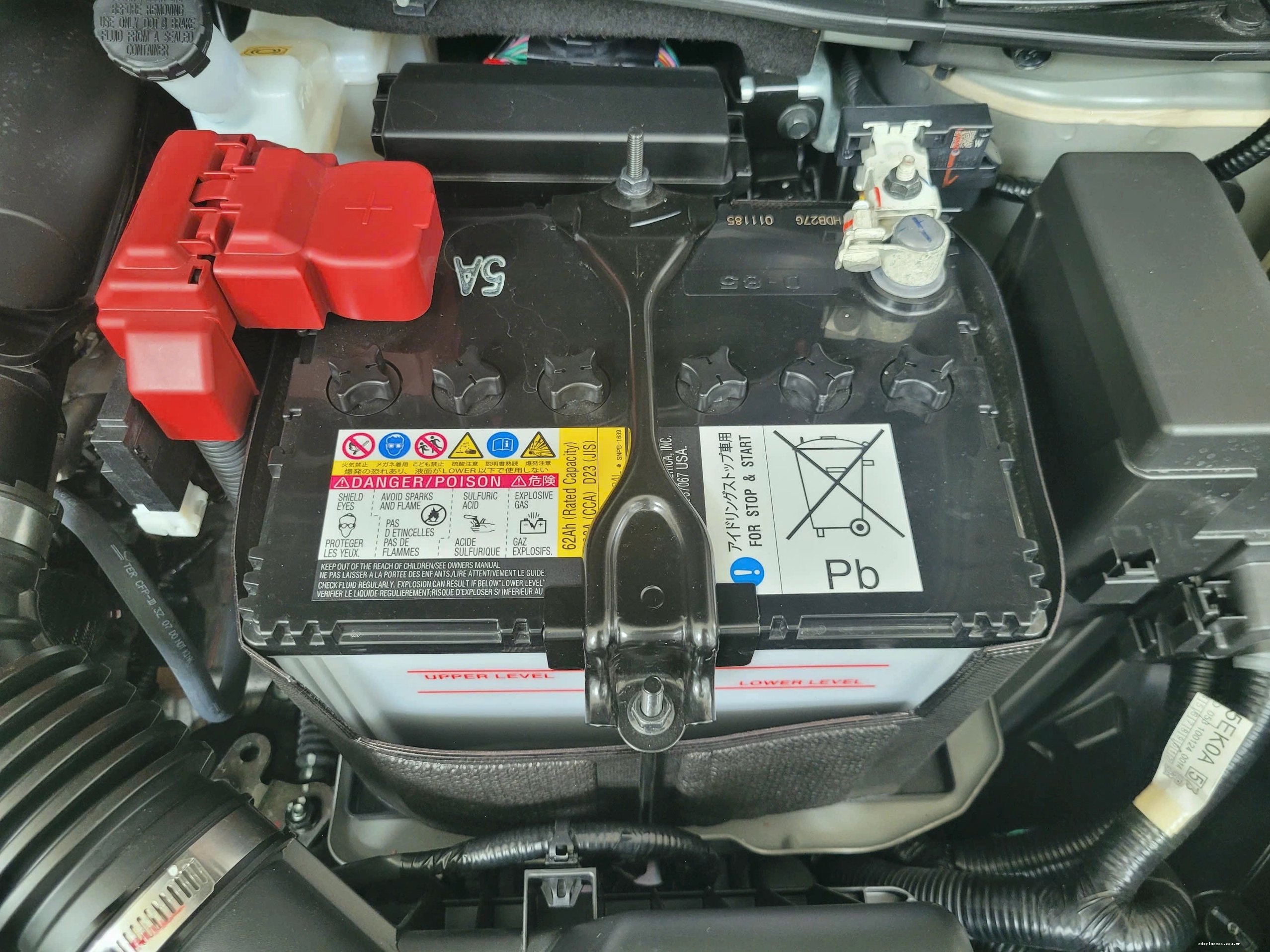 Bình ắc quy xe Nissan với ký hiệu rõ ràng