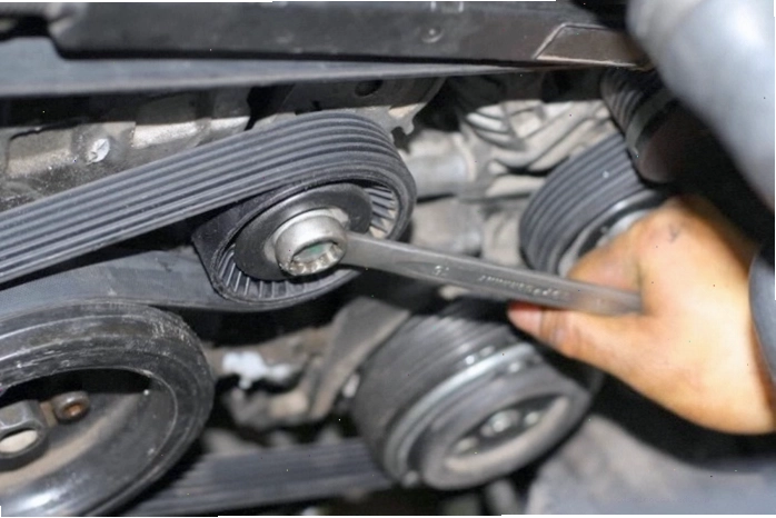 Các bước thay thế dây curoa xe Mitsubishi