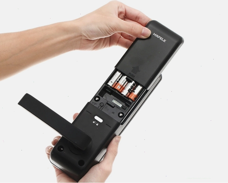 Các bước thực hiện thay pin cho khóa cửa điện tử Samsung