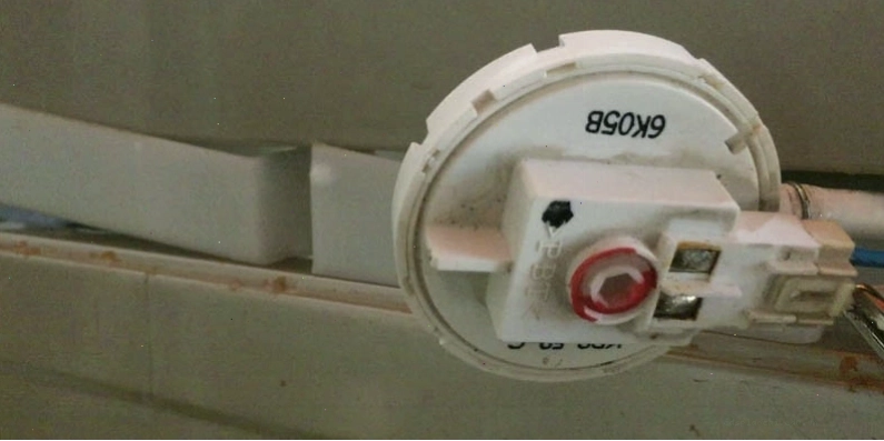 Cảm biến mực nước máy giặt bị hỏng do buồng áp lực bị chặn
