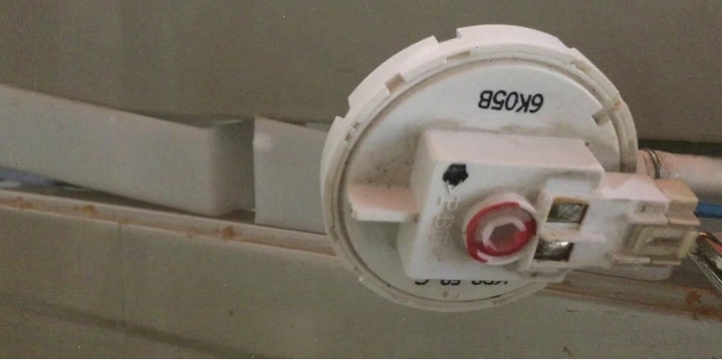 Cảm biến mực nước máy giặt bị hỏng do buồng áp lực bị chặn