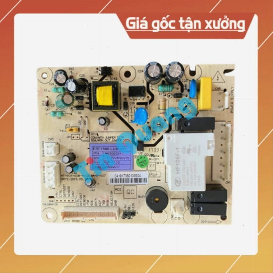 Cận cảnh bo mạch tủ lạnh Electrolux nơi kết nối dây nguồn