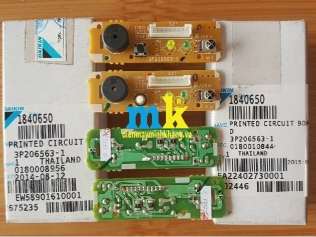 Cận cảnh bo mạch và cảm biến nhiệt độ điều hòa Daikin