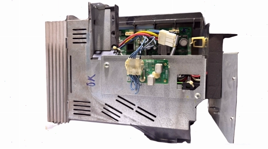 Cận cảnh board mạch máy lạnh Daikin với nhiều linh kiện điện tử
