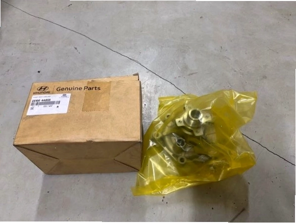 Cận cảnh bơm nước làm mát xe tải Hyundai Porter