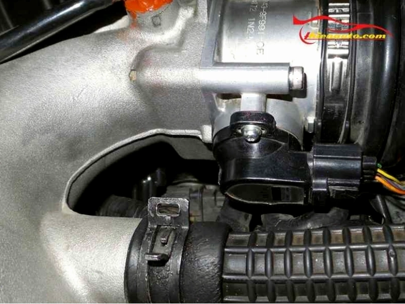 Cận cảnh cảm biến trục cam
