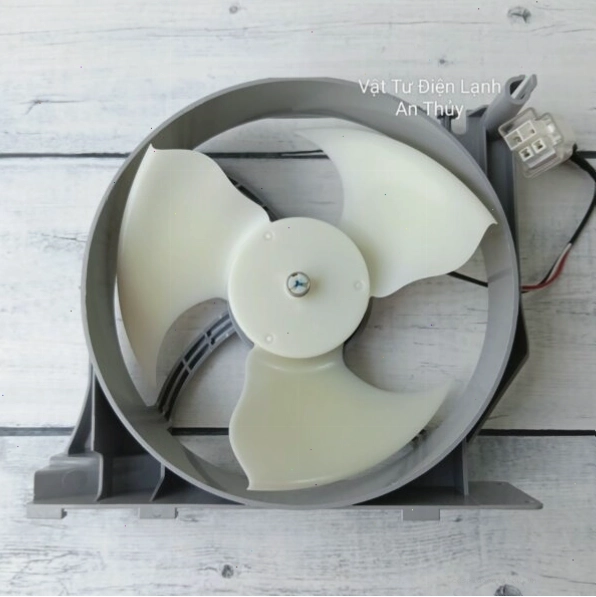 Cận cảnh cánh quạt dàn nóng Samsung 12V 3 dây trắng lớn
