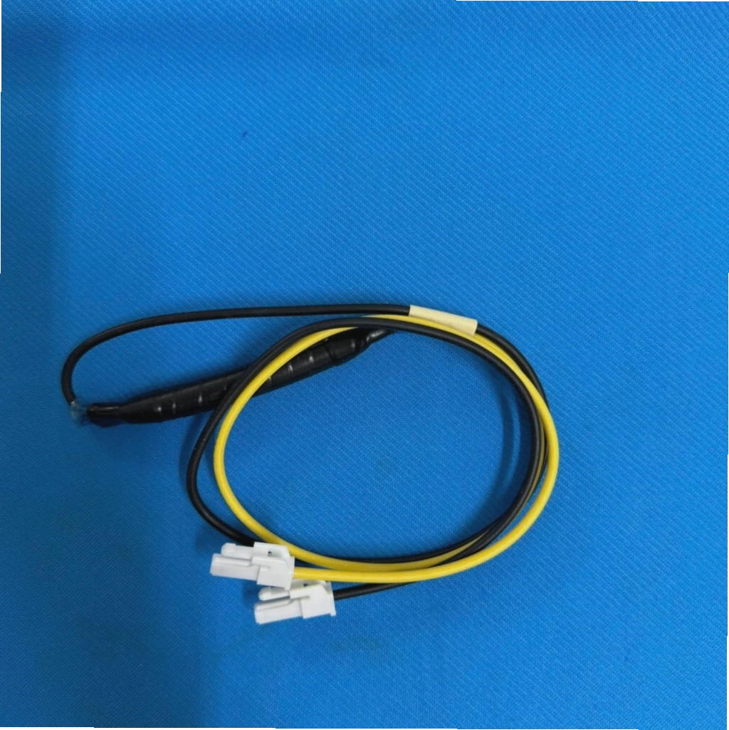 Cận cảnh cầu chì nhiệt tủ lạnh Panasonic đã bị hỏng và cần thay thế