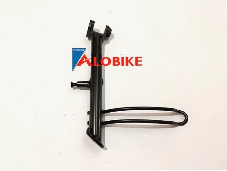 Cận cảnh chân chống cạnh xe Vespa LX bị mòn