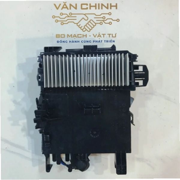 Cận cảnh chân đế dàn nóng điều hòa lắp đặt trên ban công
