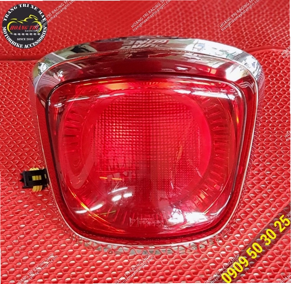 Cận cảnh cụm đèn hậu Triom gắn cho Vespa