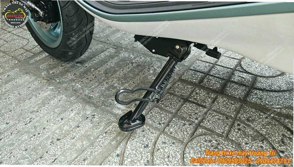 Cận cảnh đế chân chống nhôm CNC màu đen cho Vespa