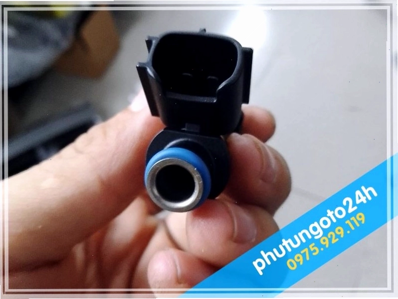 Cận cảnh lỗ giắc kim phun xăng xe Toyota Innova