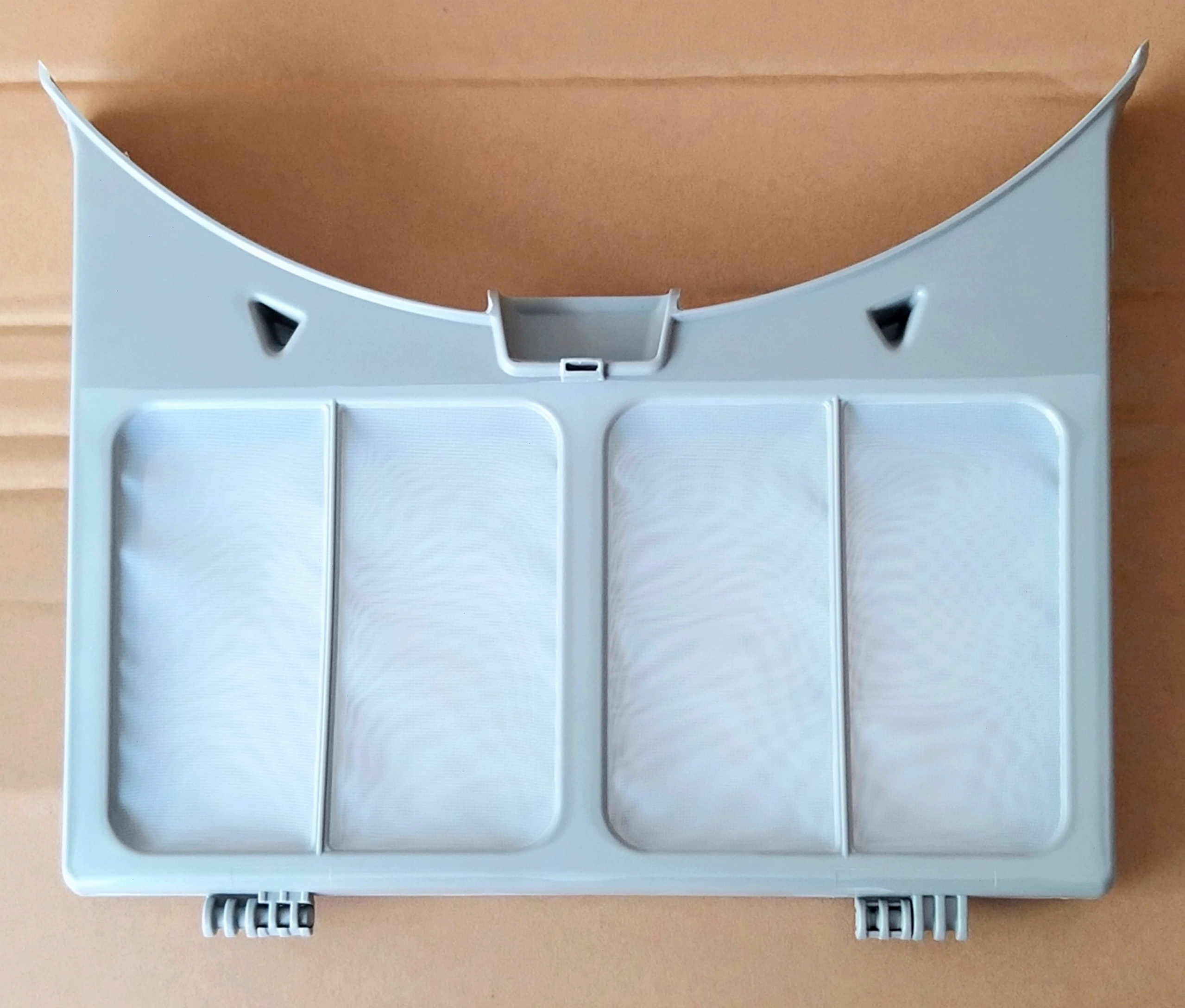 Cận cảnh lưới lọc bụi máy sấy Electrolux bị bám đầy xơ vải