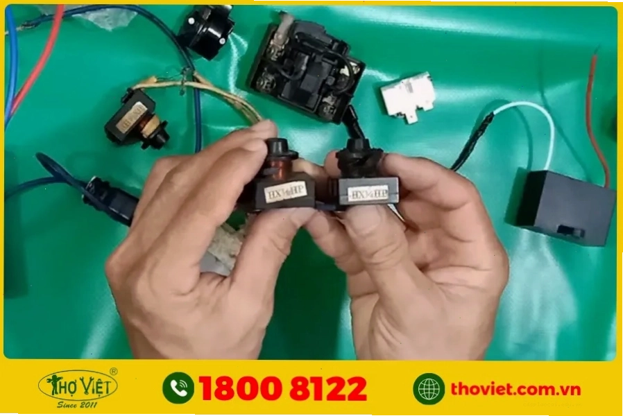 Cận cảnh một rơ le tủ lạnh, mô tả chức năng quan trọng của nó