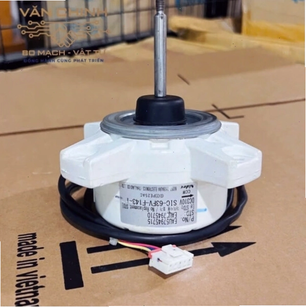 Cận cảnh motor quạt dàn lạnh điều hòa LG với dấu hiệu bám bụi và xuống cấp
