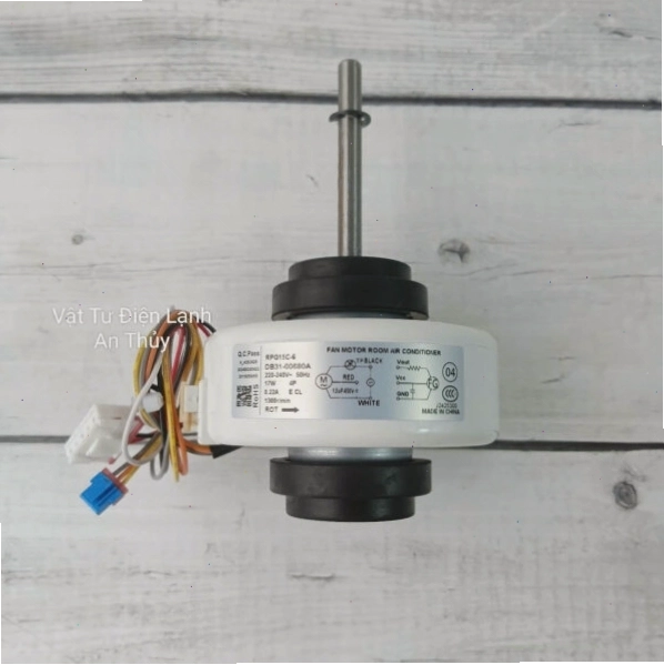 Cận cảnh motor quạt dàn lạnh Samsung với các dây điện kết nối