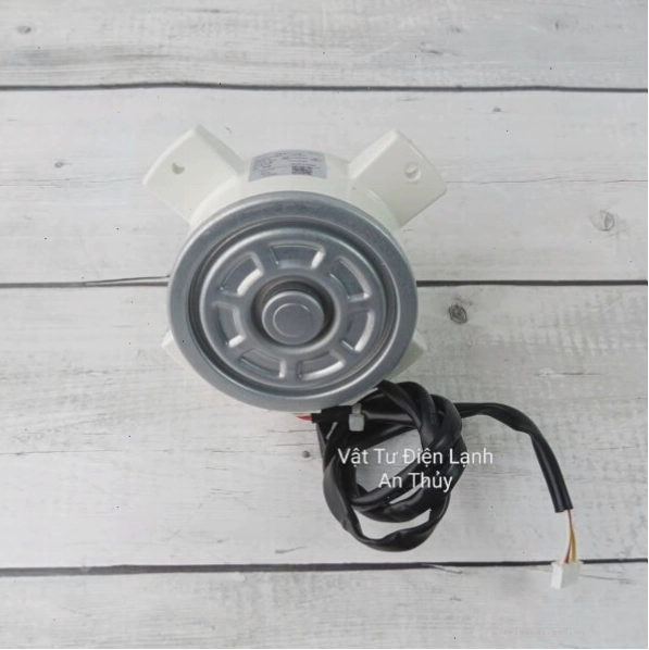 Cận cảnh motor quạt dàn nóng Sharp