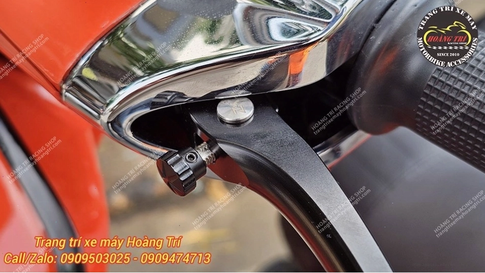 Cận cảnh tay thắng nhôm CNC màu đen có núm tăng chỉnh