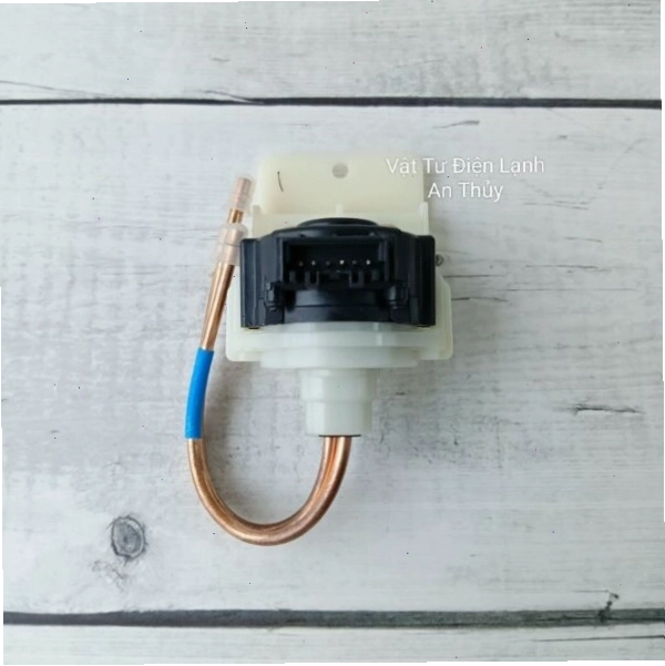 Cận cảnh van tiết lưu tủ lạnh Samsung sau khi được lắp đặt