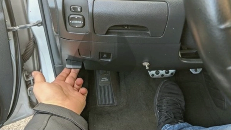 Cần kéo dây cáp trong cabin để mở nắp capo Toyota