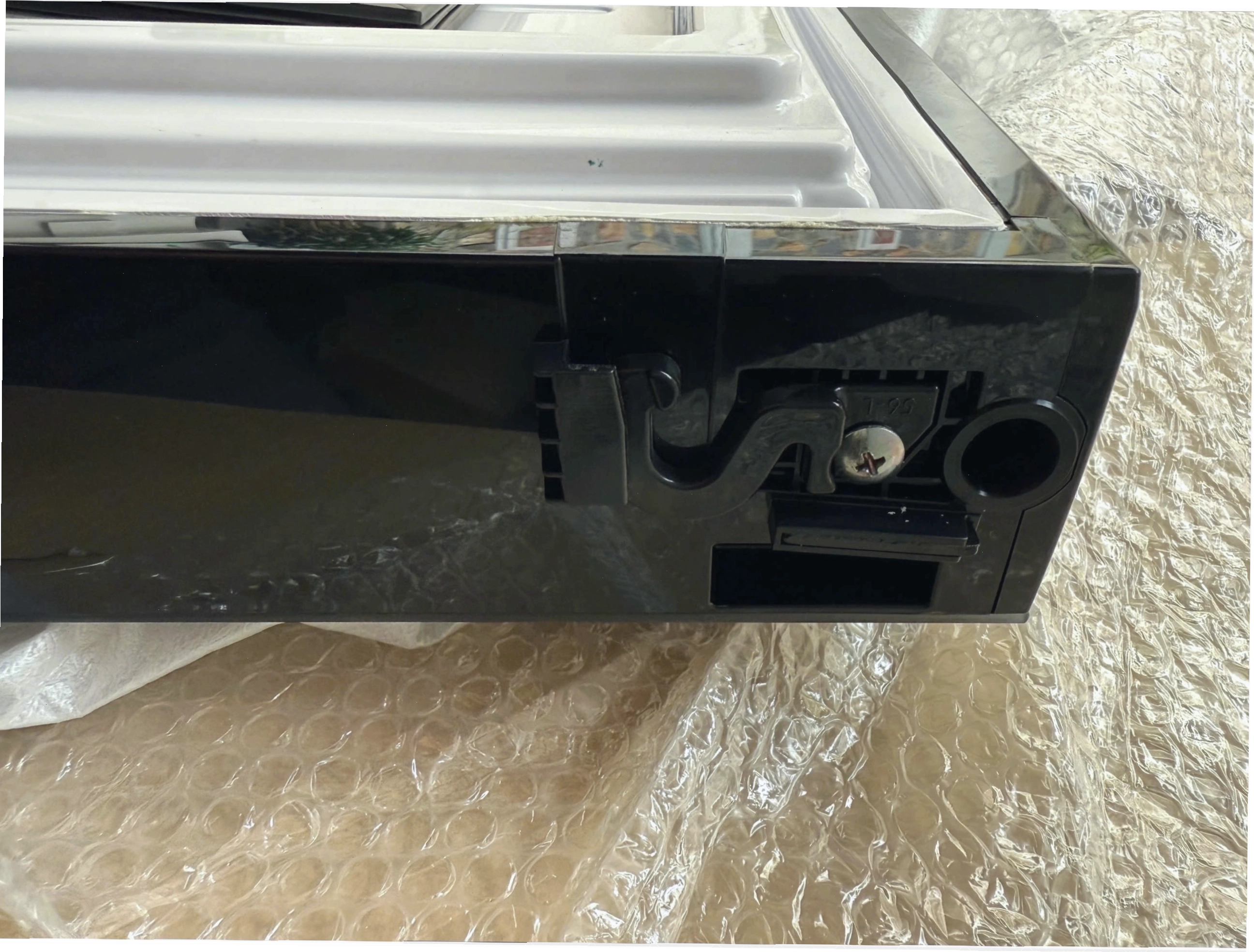 Cấu tạo ngàm cửa dưới đáy cánh tủ lạnh Hitachi