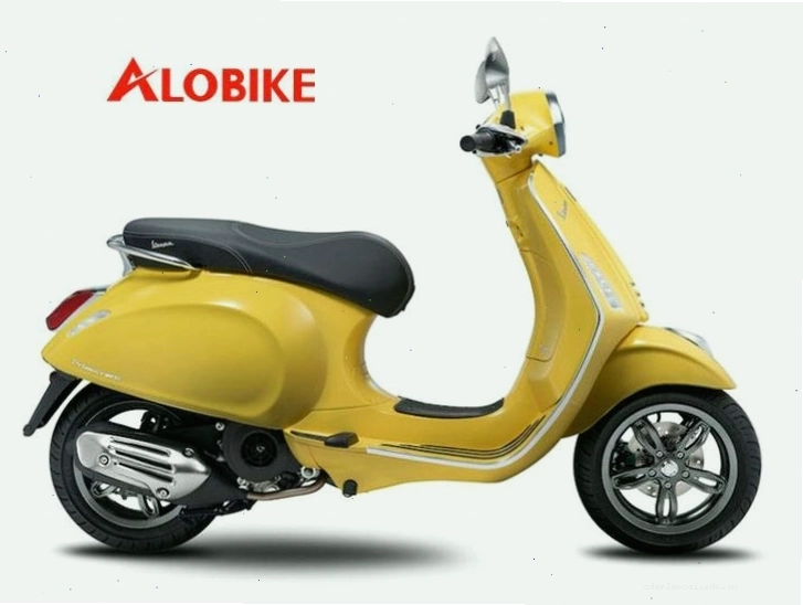 Chân chống cạnh xe Vespa LX màu đen