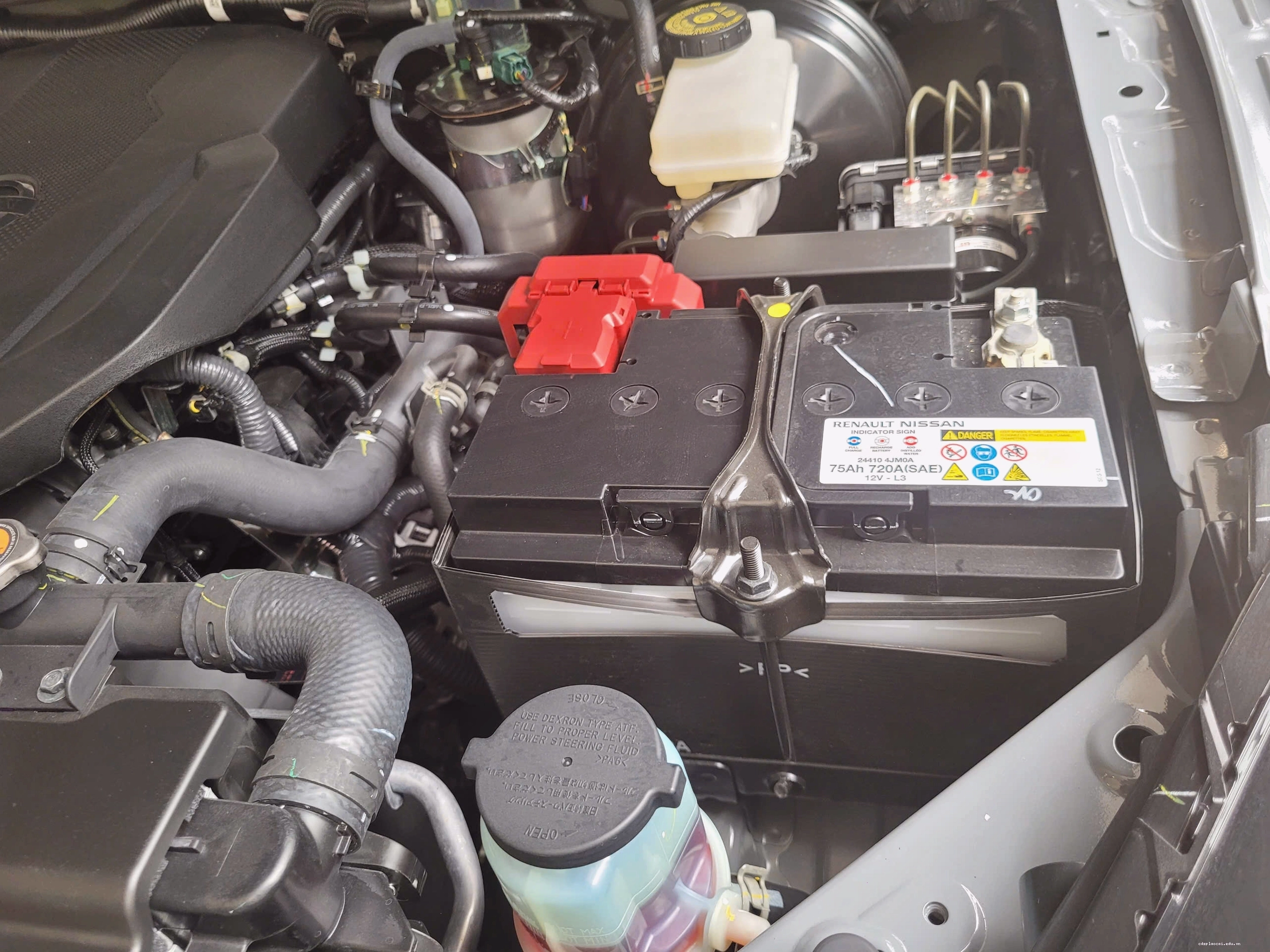 Chi tiết bình ắc quy xe Nissan Navara