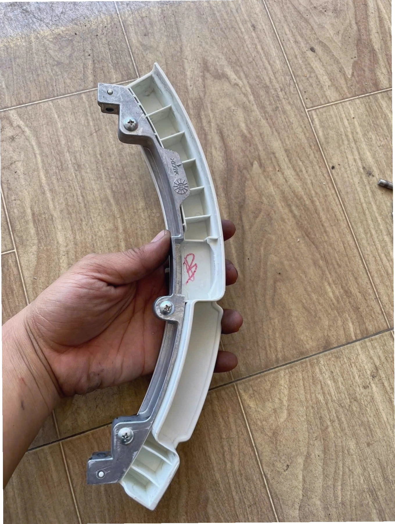 Cố gắng mở cửa máy giặt Hitachi khi tay nắm bị gãy