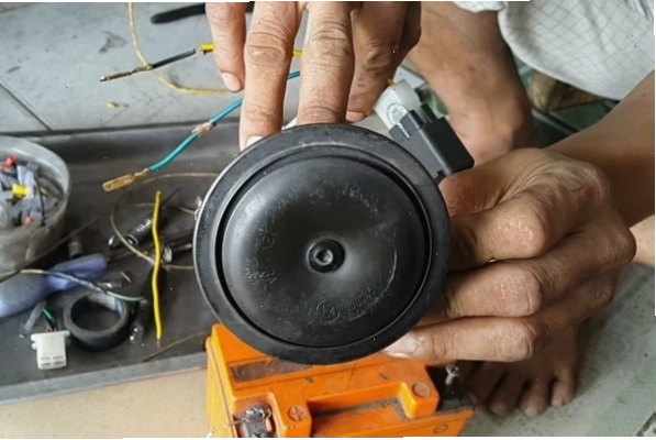 Còi xe máy lớn phát ra âm thanh lớn gây chú ý