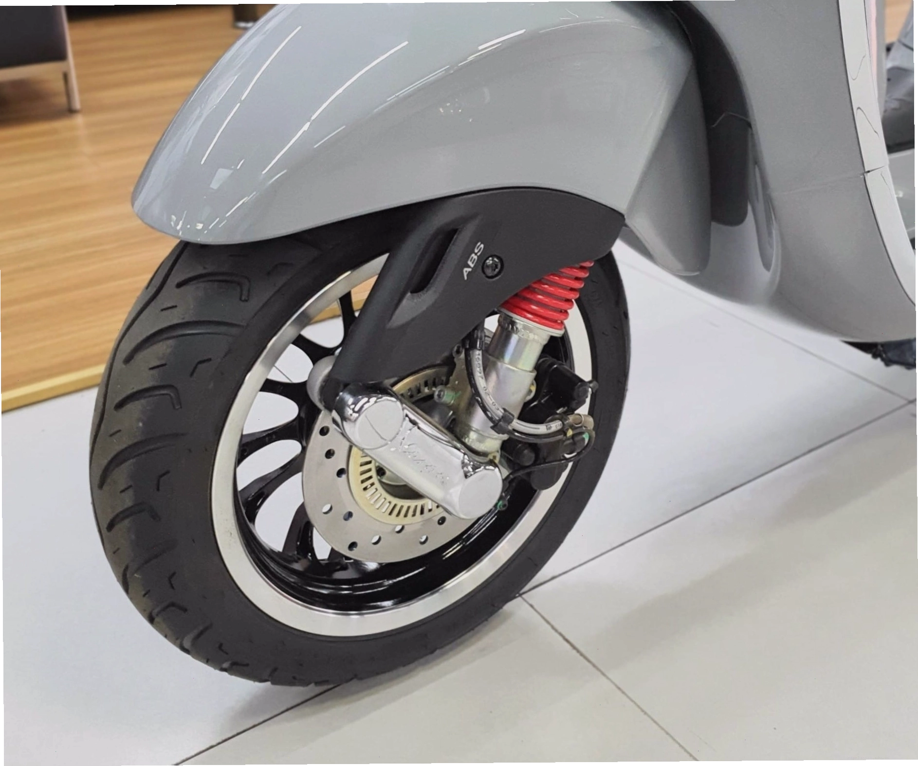 Đa dạng các loại vỏ xe Piaggio tại cửa hàng