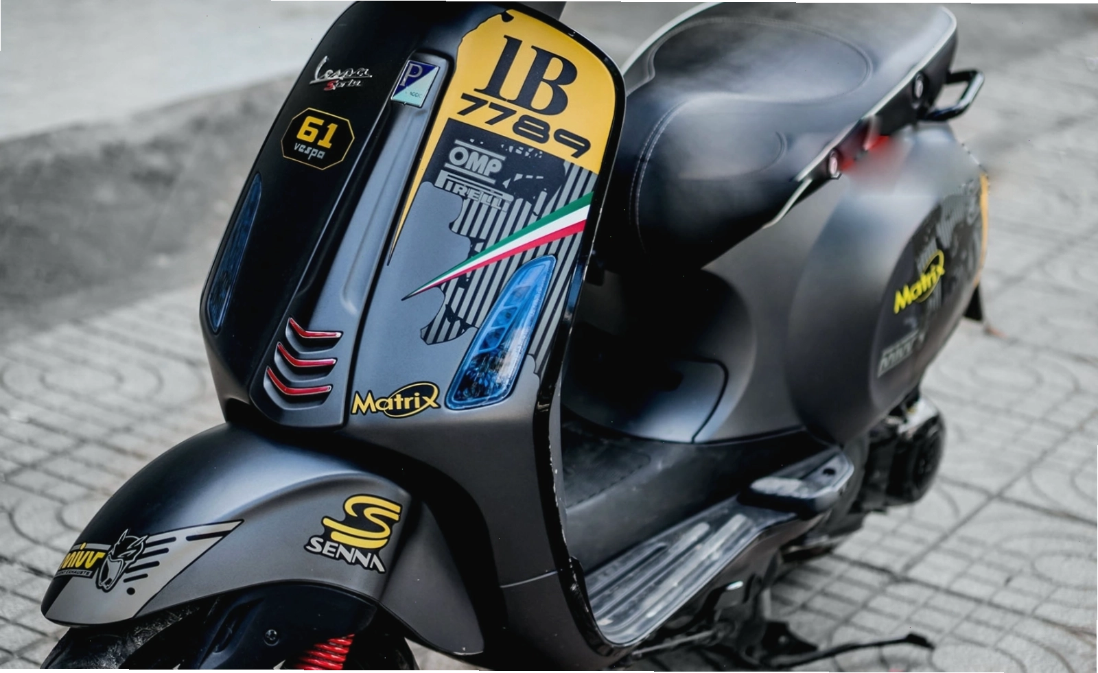 Dán decal xe Vespa theo yêu cầu