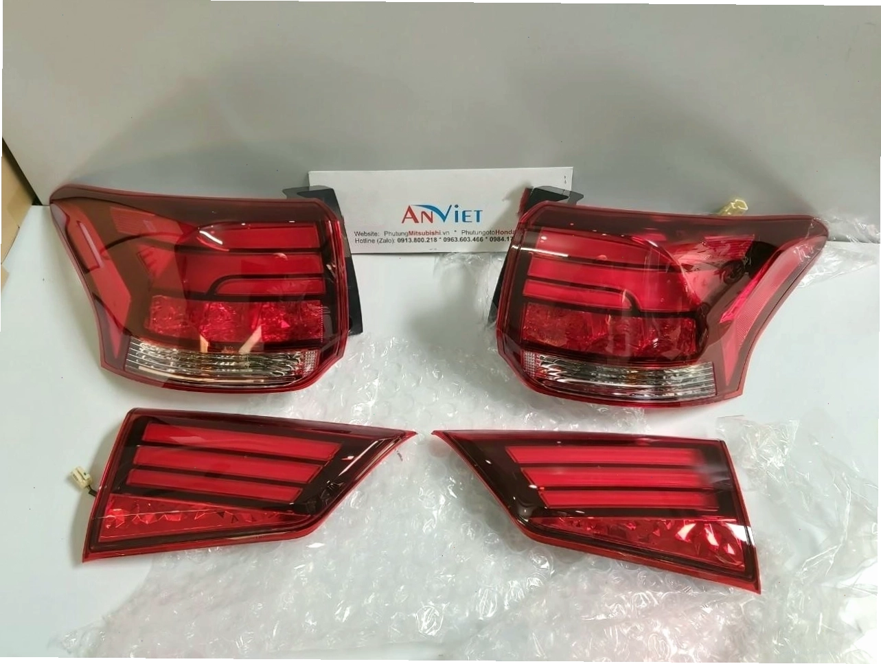 Đèn hậu Mitsubishi Outlander bị nứt vỡ, cần thay thế gấp