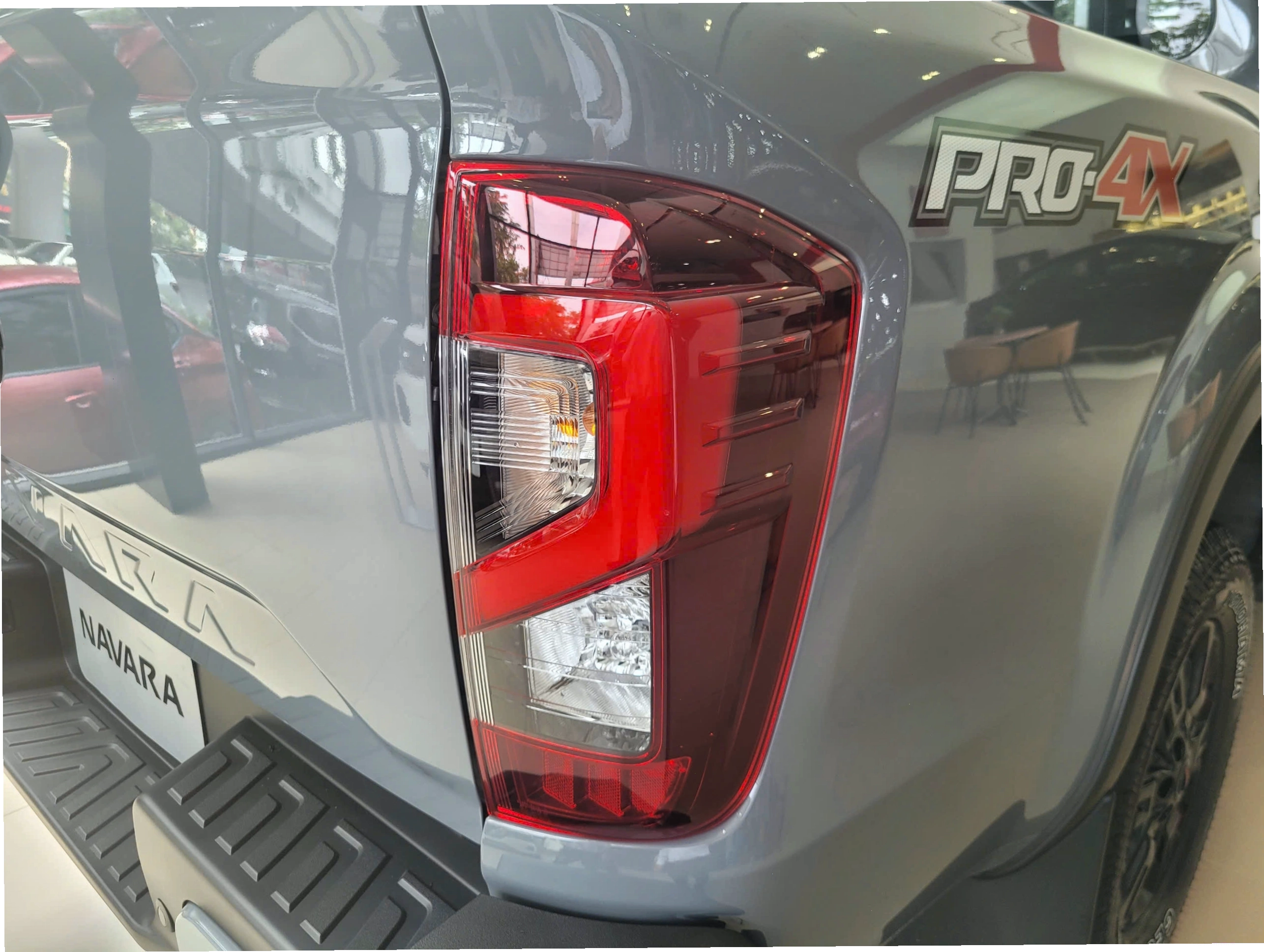Đèn hậu Nissan Navara Pro4X