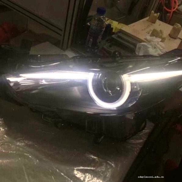 Đèn pha Mazda 3 bản 2.0 FL sau khi được độ