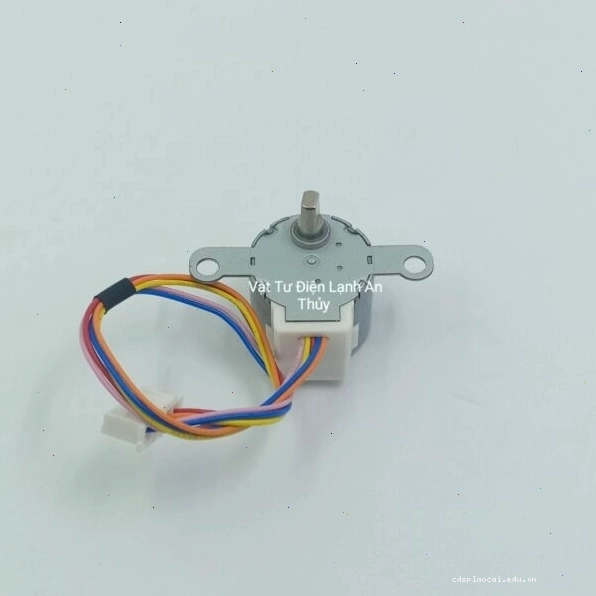 Đội ngũ kỹ thuật viên đang kiểm tra motor đảo gió điều hòa