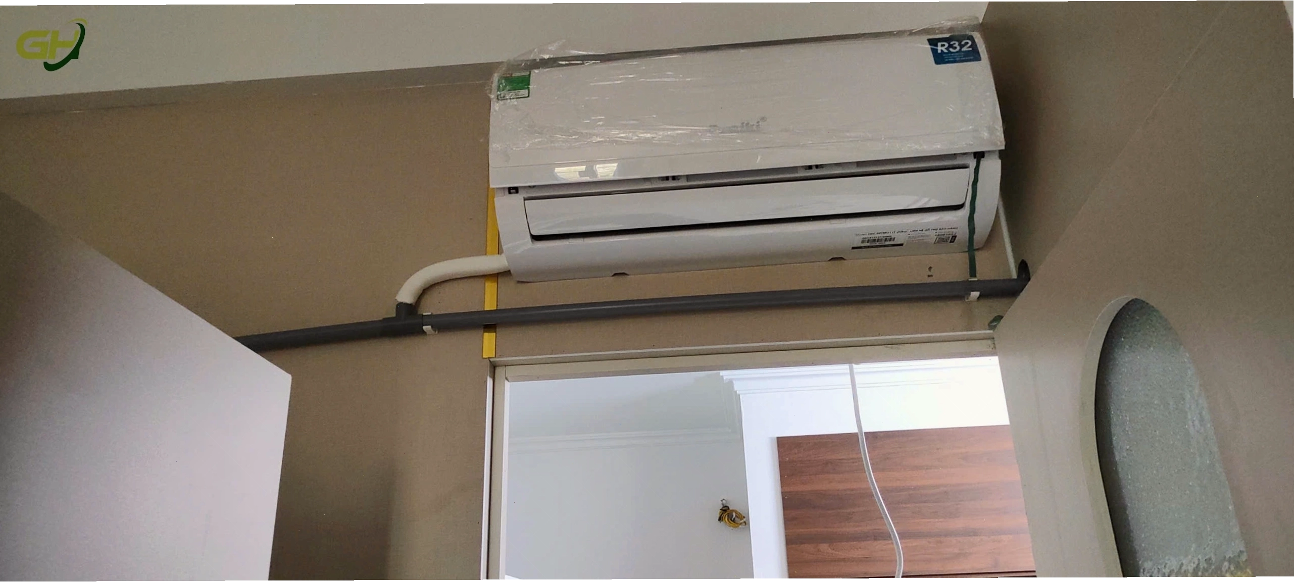 Đội ngũ kỹ thuật viên lắp đặt ống thoát nước điều hòa mới