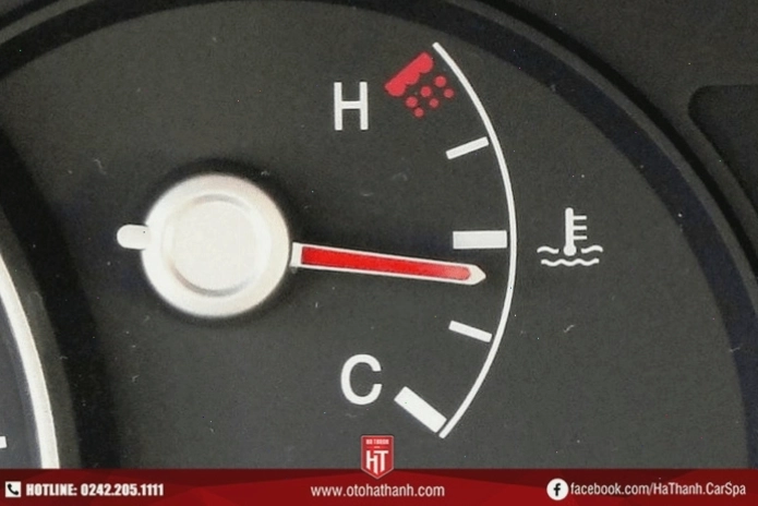 Đồng hồ nhiệt độ nước làm mát bất thường là dấu hiệu bơm nước hỏng