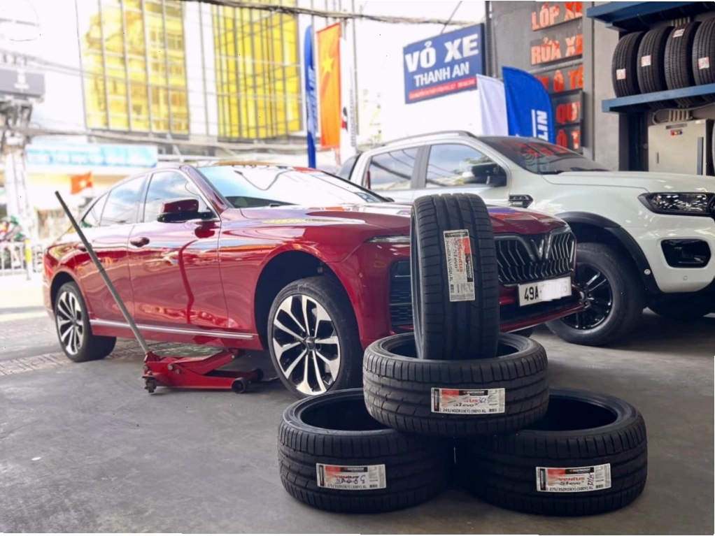 Gara Thanh An thay vỏ xe Hankook cho khách đi xe Vinfast Lux A