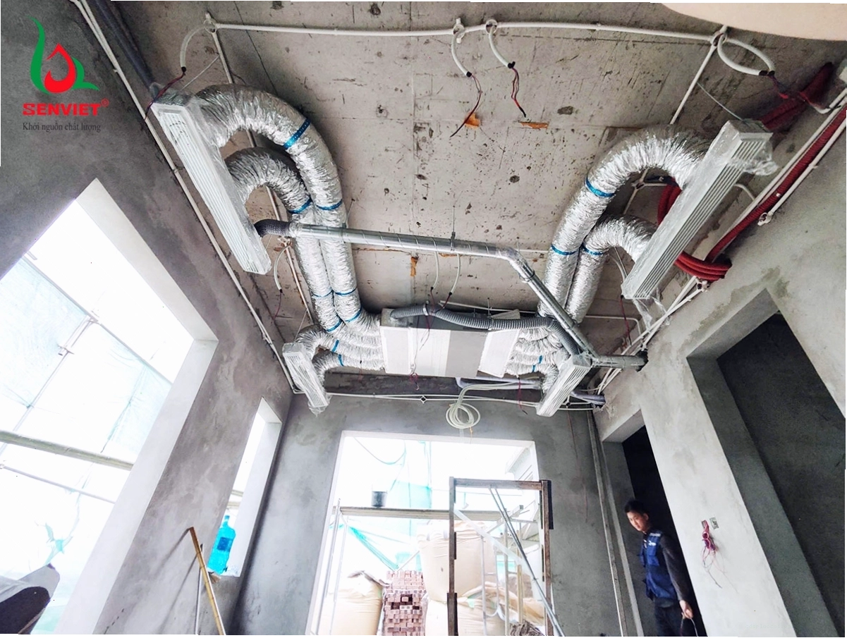 Giá đỡ kim loại chắc chắn cho dàn nóng điều hòa công nghiệp