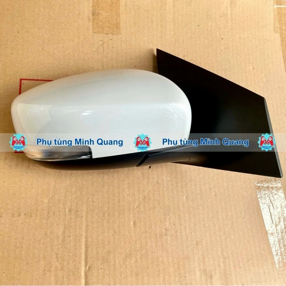 Gương chiếu hậu Suzuki Ciaz với thiết kế hiện đại