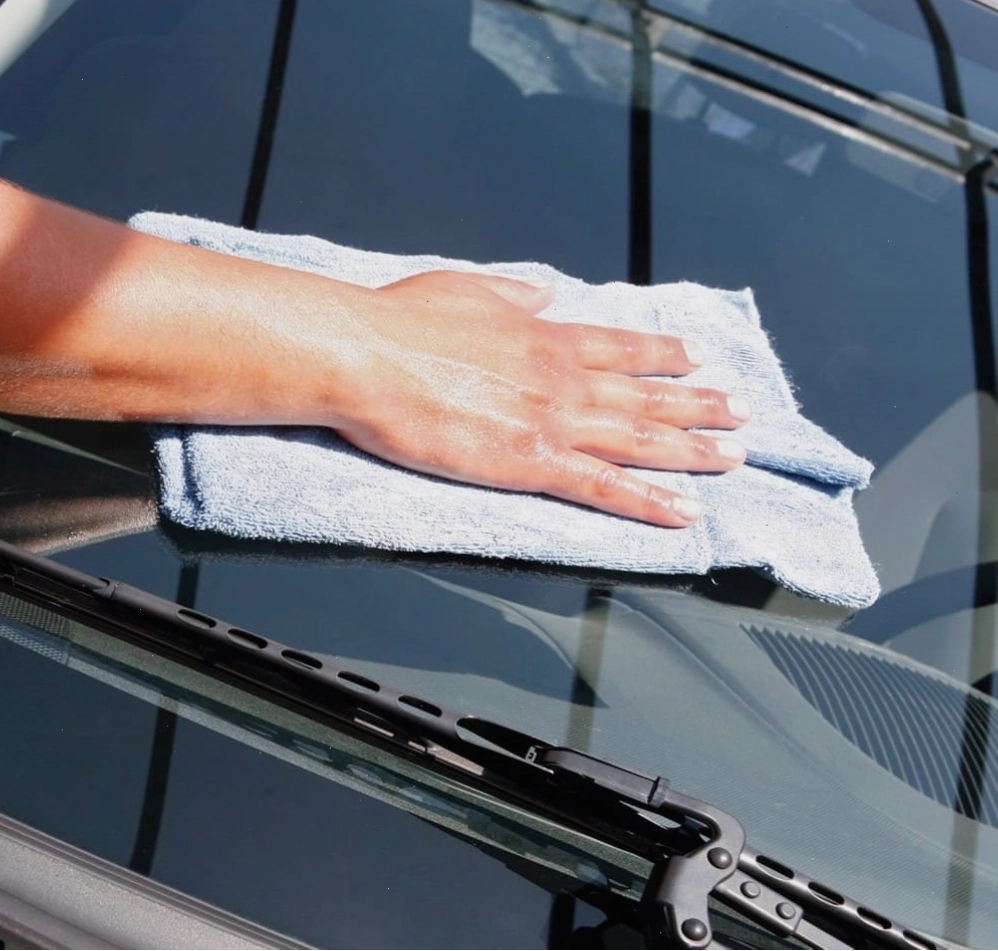 Hướng dẫn vệ sinh kính chắn gió ô tô đúng cách