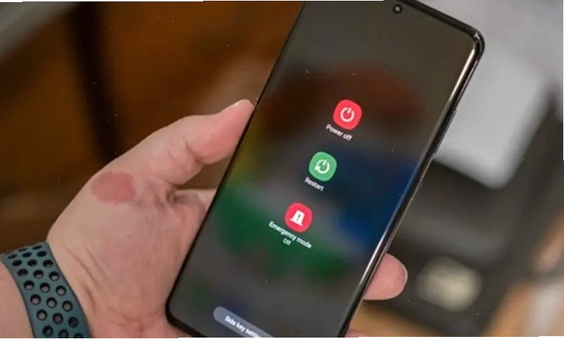 Khởi động lại điện thoại Samsung để khắc phục lỗi báo độ ẩm
