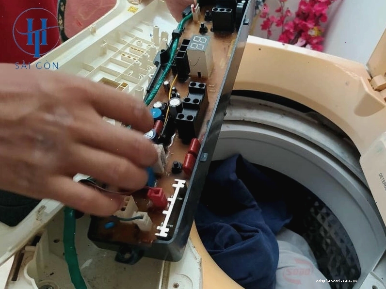 Kiểm tra bạc đạn máy giặt Aqua bằng tay