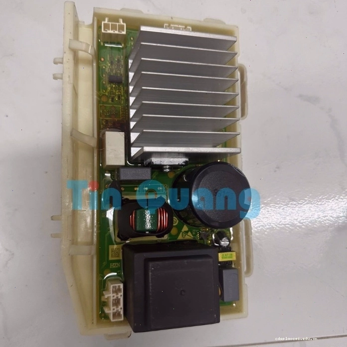Kiểm tra bo mạch máy giặt Sanyo để xác định nguyên nhân lỗi xả nước