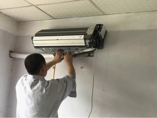Kiểm tra các mối nối khi lắp ống thoát nước điều hòa Aqua