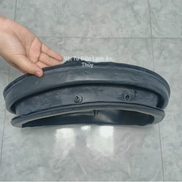 Kiểm tra độ đàn hồi của gioăng cao su cửa máy giặt Toshiba