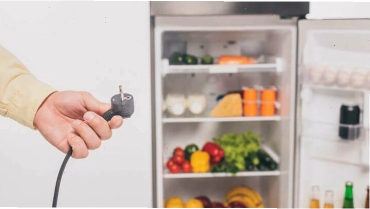 Kiểm tra ổ cắm và dây cắm điện trước khi thay đèn