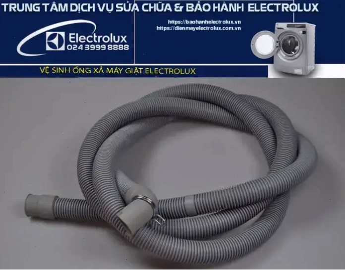 Kiểm tra ống xả chính của máy giặt Electrolux để đảm bảo không có vật cản